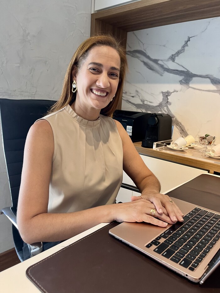 Luana sorrindo no consultório